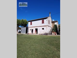 Rustico in Vendita a Offida, 223'000€, 192 m²