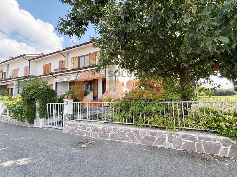 Villa in Vendita a Piacenza, 333'000€, 225 m²