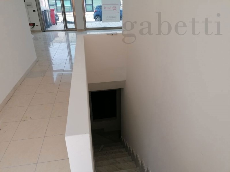 Negozio in Affitto a Copertino, 750€, 72 m²