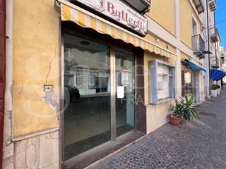 Negozio in Affitto a Amantea, 600€, 67 m²