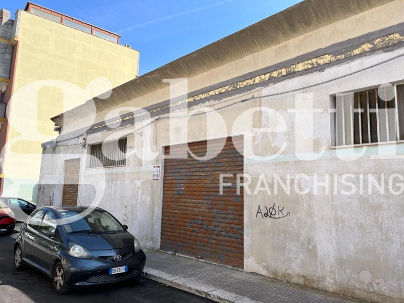 Capannone in Vendita a Brindisi, 470'000€, 700 m²