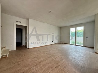 Casa Indipendente in Vendita a Rovigo, zona Granzette, 255'000€, 140 m², con Box