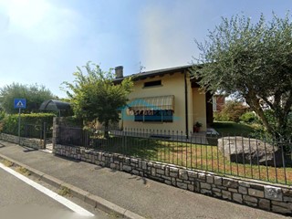 Villa in Vendita a Capriolo, 490'000€, 320 m², con Box