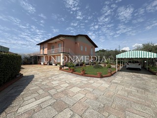 Casa Indipendente in Vendita a Castelnuovo Magra, 495'000€, 274 m²