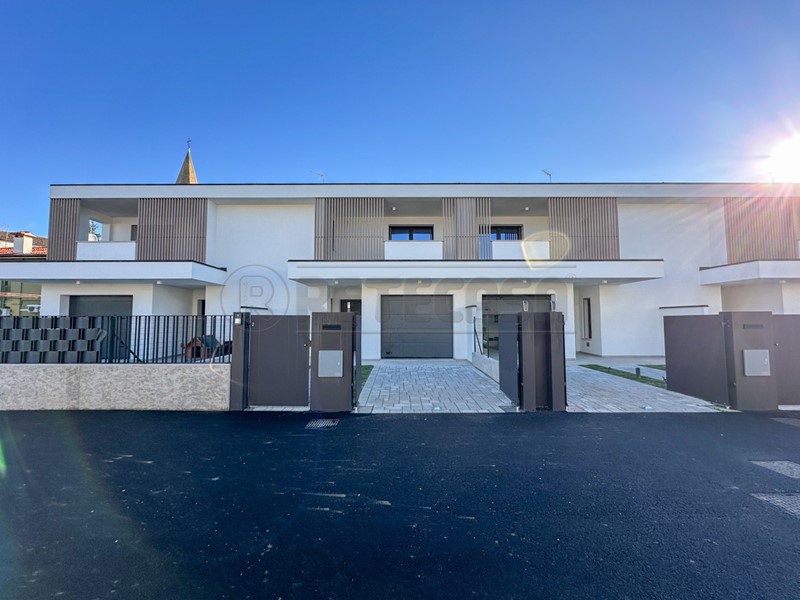 Casa Indipendente in Vendita a Fiumicello Villa Vicentina, 335'000€, 181 m², con Box