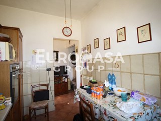 Quadrilocale in Vendita a Capannori, zona Massa Macinaia, 130'000&euro;, 80 m², con Box