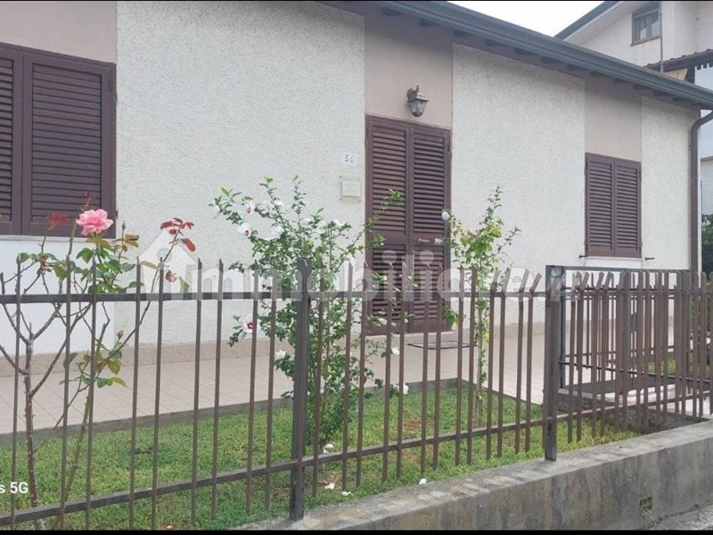 Villa in Vendita a Massarosa, zona Piano di Mommio, 320'000€, 145 m², arredato