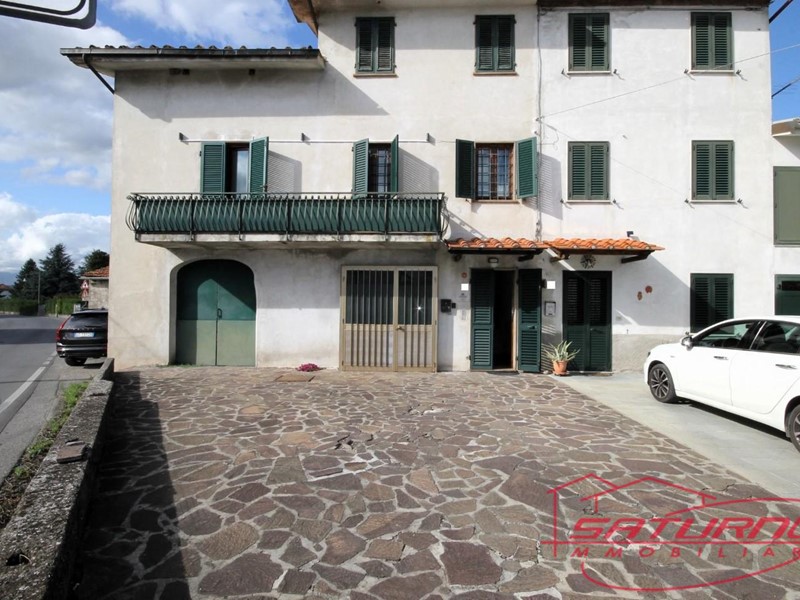 Casa Indipendente in Vendita a Capannori, zona Marlia, 240'000€, 185 m²
