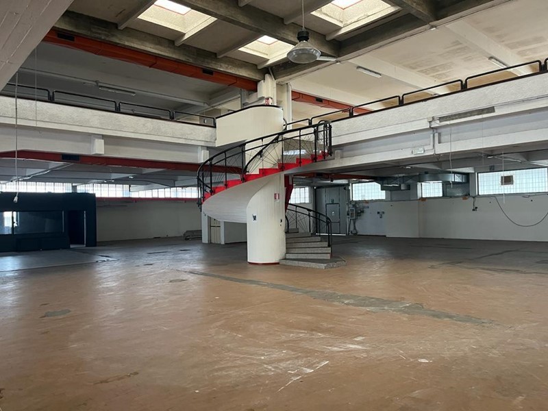 Capannone in Vendita a Calcinaia, zona Oltrarno, 1'400'000€, 2895 m²
