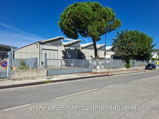Capannone in Vendita a Ascoli Piceno, 1000 m²