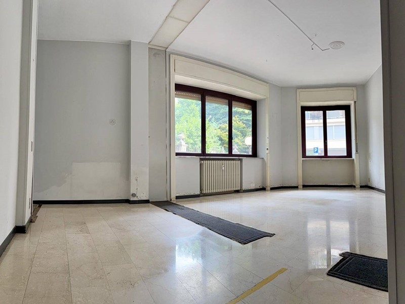 Ufficio in Affitto a Varese, 850&euro;, 105 m²