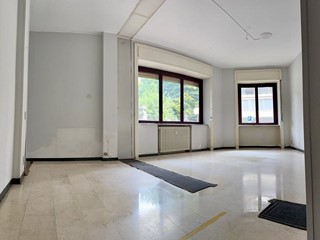 Ufficio in Affitto a Varese, 850€, 105 m²