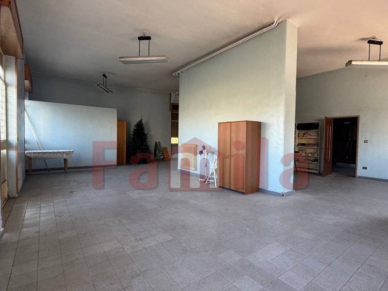Immobile commerciale in Affitto a Sperone, 1'200€, 130 m²