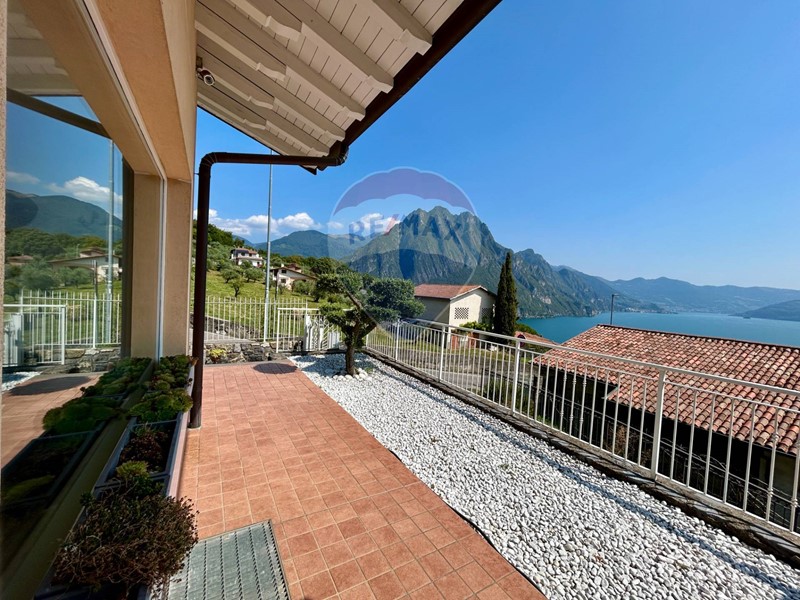 Villa in Vendita a Riva di Solto, 590'000€, 247 m²