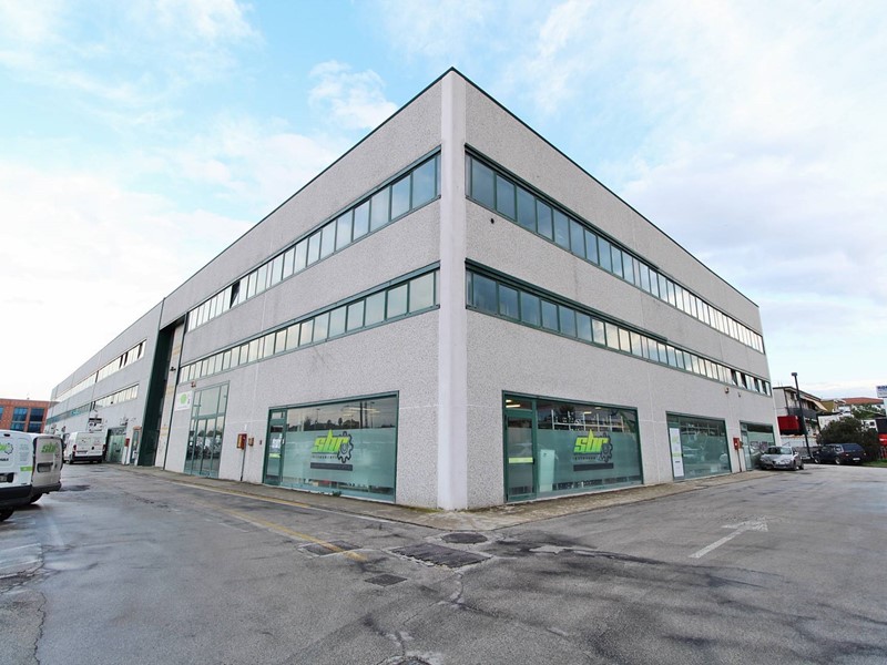 Capannone in Affitto a San Benedetto del Tronto, 2'500€, 700 m², con Box