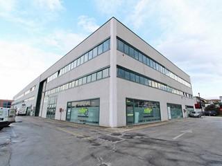 Capannone in Affitto a San Benedetto del Tronto, 2'500€, 700 m², con Box