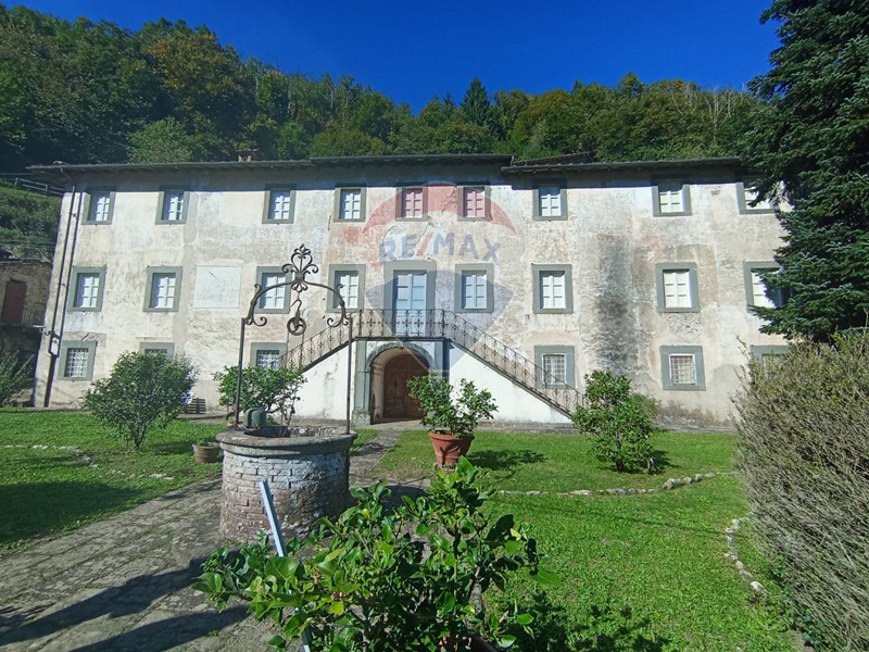 Villa in Vendita a Pescaglia, 420'000€, 380 m²