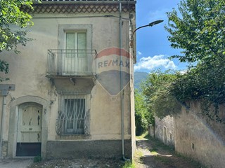 Casa Semi Indipendente in Vendita a Pizzone, 36'000€, 109 m²