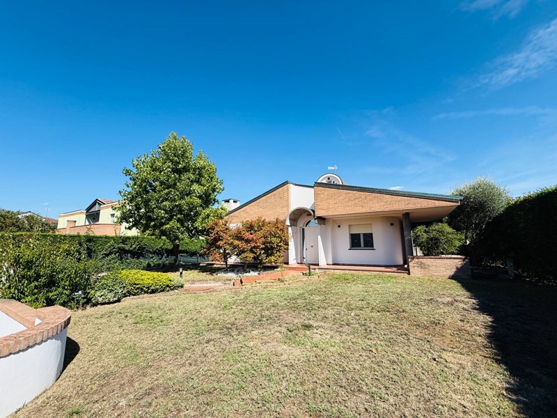 Villa in Vendita a Poggio Rusco, 665'000&euro;, 264 m²