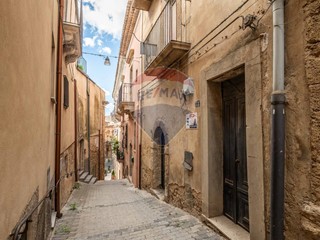 Casa Indipendente in Vendita a Caltagirone, 18'000€, 145 m²