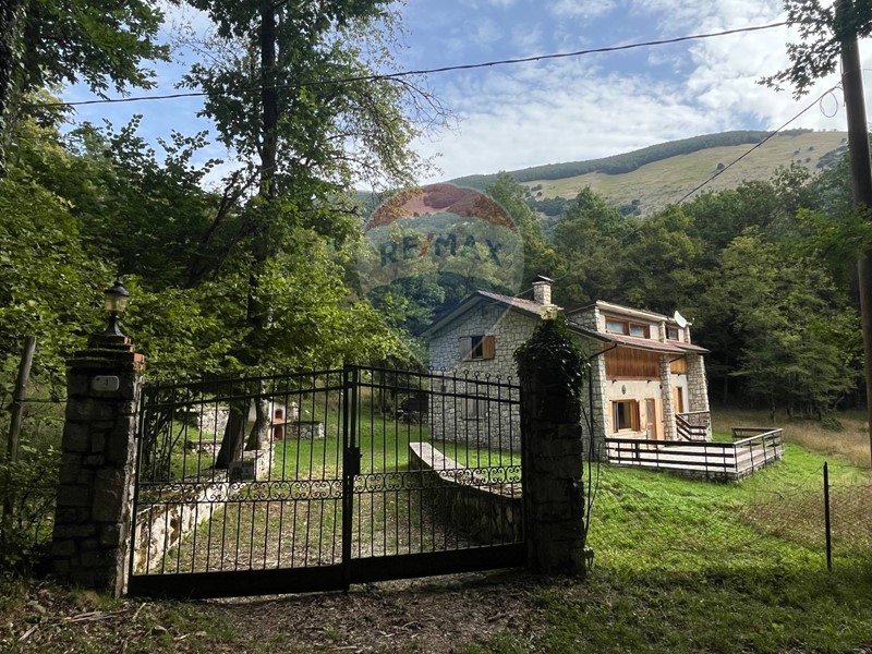Villa in Vendita a Civitella Alfedena, 450'000&euro;, 251 m²