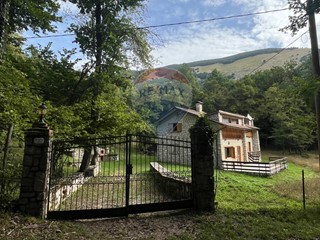 Villa in Vendita a Civitella Alfedena, 450'000&euro;, 251 m²