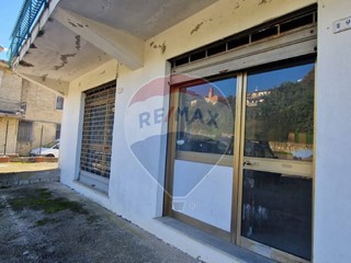 Immobile commerciale in Vendita a Minturno, 70'000€, 82 m²