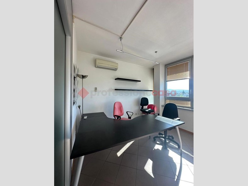 Ufficio in Affitto a Arezzo, 1'000€, 117 m²