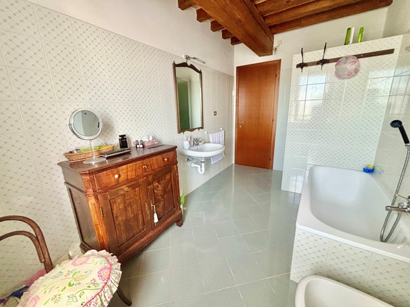 Casale in Vendita a Langhirano, 465 m²