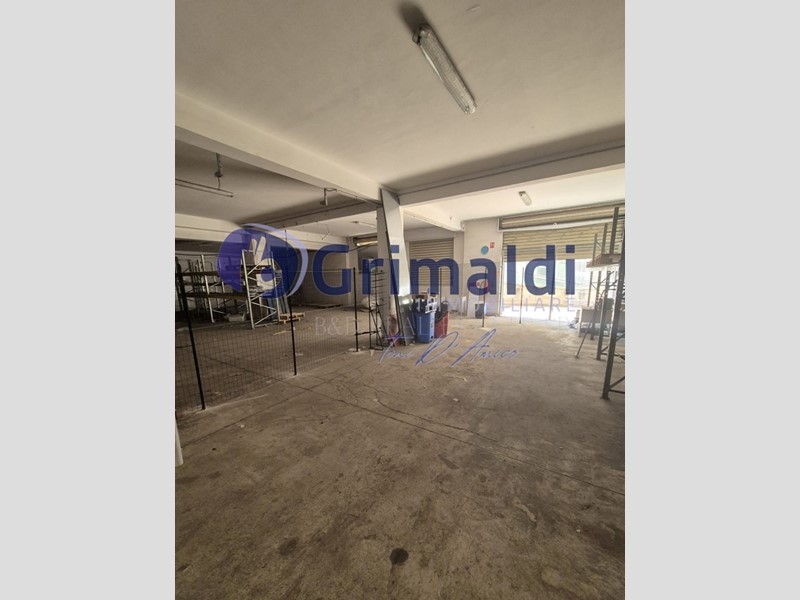 Magazzino in Vendita a Bagheria, 220'000€, 400 m²