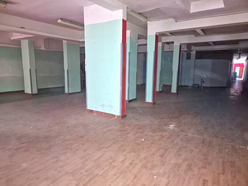 Negozio in Affitto a Napoli, 2'000€, 300 m²