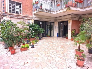 Negozio in Affitto a Napoli, 2'000€, 300 m²