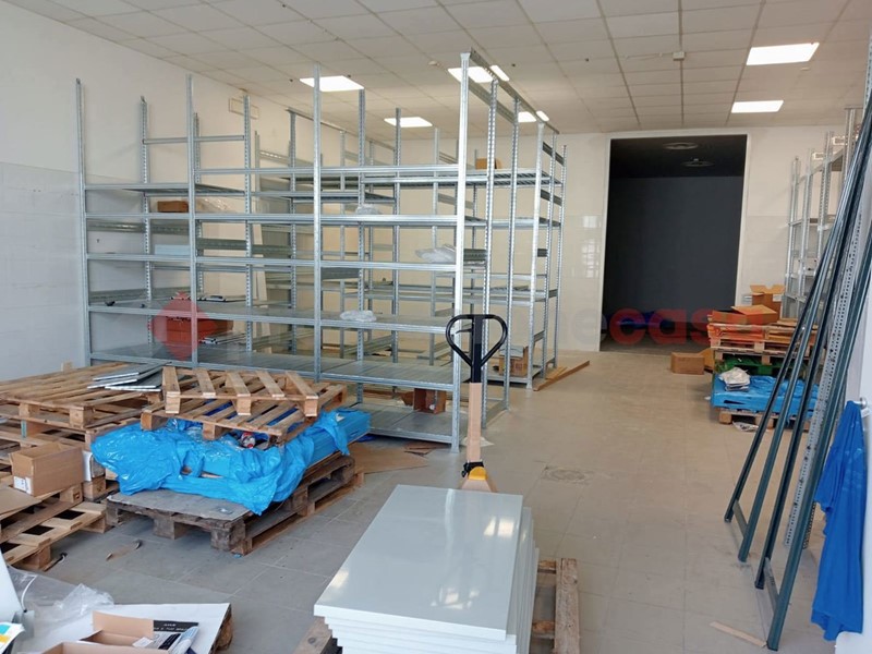 Magazzino in Affitto a Arezzo, 3'500&euro;, 400 m²