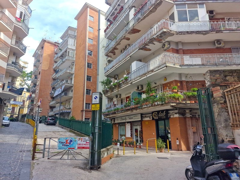 Negozio in Vendita a Napoli, 200'000€, 300 m²