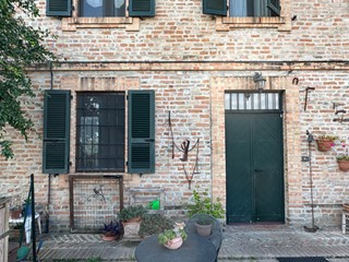 Casa Indipendente in Vendita a Besenzone, 140'000€, 165 m², con Box