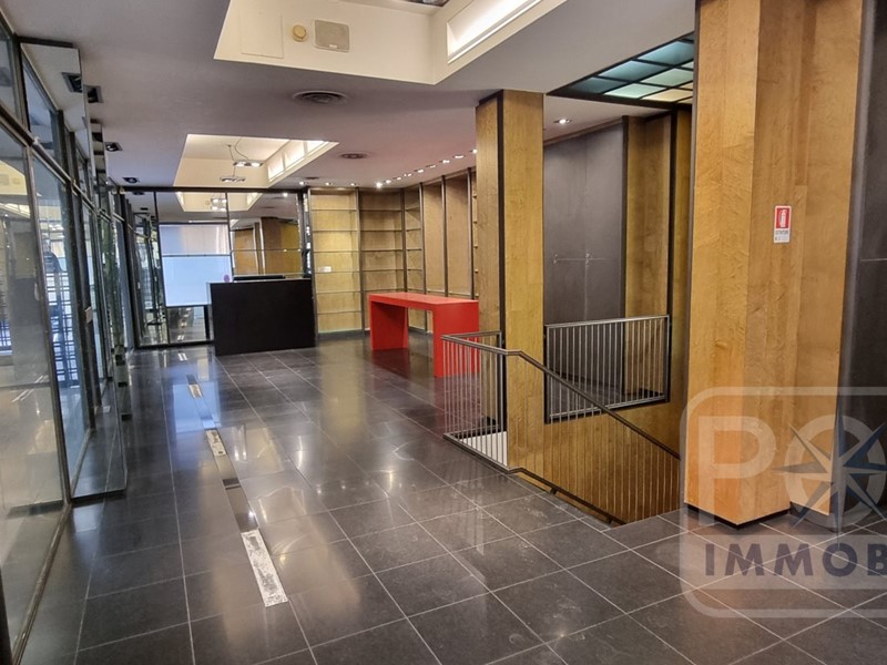 Negozio in Affitto a Verona, 5'000€, 270 m²