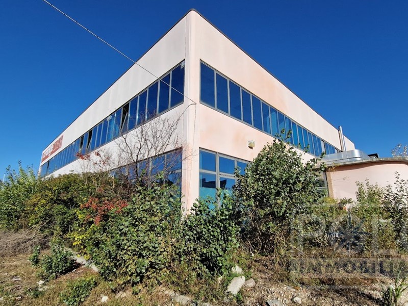Capannone in Vendita a Legnago, 400'000€, 2000 m²