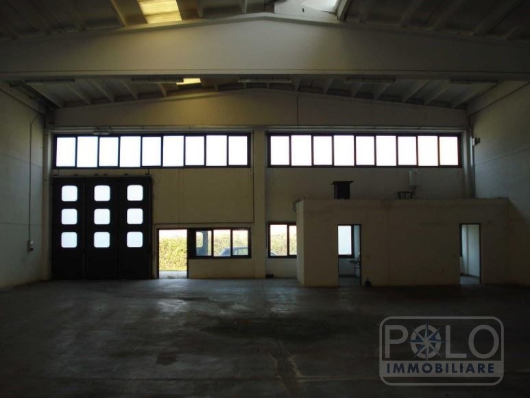 Capannone in Vendita a Mantova, 160'000&euro;, 515 m²