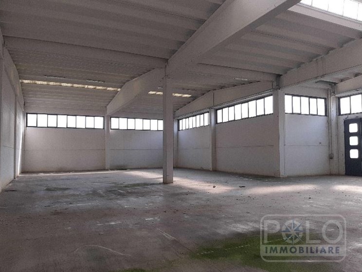 Capannone in Vendita a Mantova, 249'000&euro;, 1750 m²