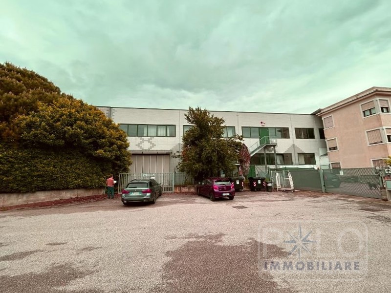 Capannone in Vendita a Roveredo di Guà, 1'350'000€, 3300 m²