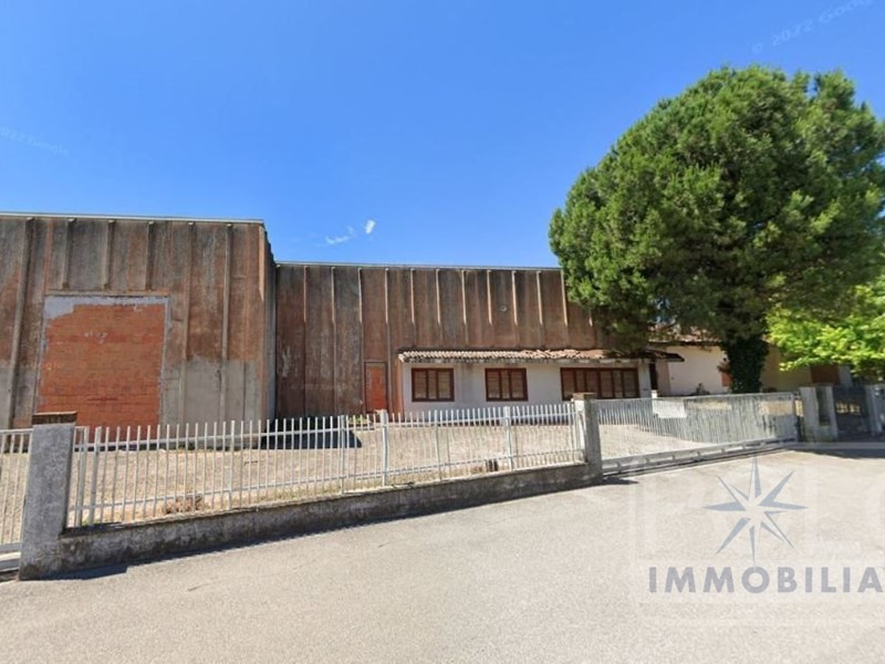 Capannone in Vendita a Mantova, 150'000&euro;, 1105 m²