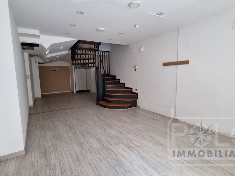 Negozio in Affitto a Verona, 2'700€, 130 m²