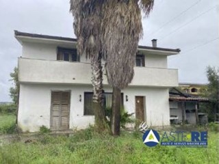 Villa in Vendita a Aprilia, 131'120€, 328 m²