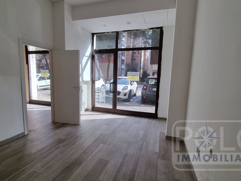 Negozio in Affitto a Verona, 870€, 60 m²