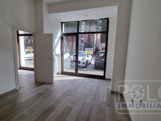Negozio in Affitto a Verona, 870€, 60 m²