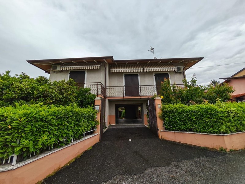 Casa Indipendente in Vendita a Carrara, zona Nazzano, 350'000€, 180 m²