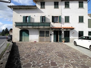 Casa Indipendente in Vendita a Capannori, zona Marlia, 240'000€, 185 m²