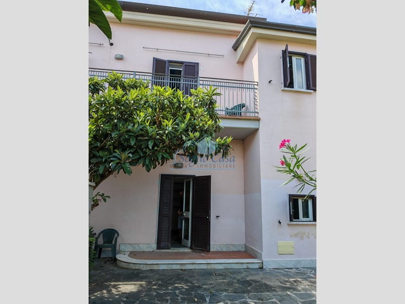 Casa Semi Indipendente in Vendita a Carrara, zona Marina di Carrara, 420'000€, 130 m², arredato