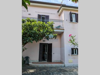 Casa Semi Indipendente in Vendita a Carrara, zona Marina di Carrara, 420'000€, 130 m², arredato