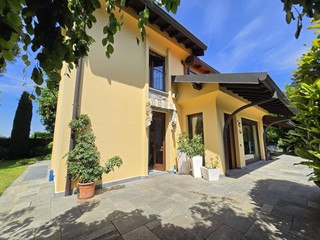 Villa in Vendita a Annone di Brianza, 950'000€, 430 m²